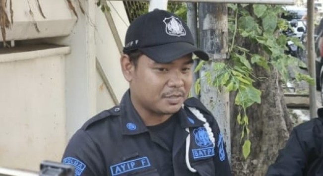 Satpam komplek rumah Eko Patrio, Senin (1/9/2025). [FTNews.co.id/Selvianus Kopong Basar]